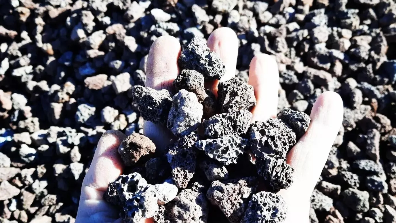The use of pumice in the slope of the building