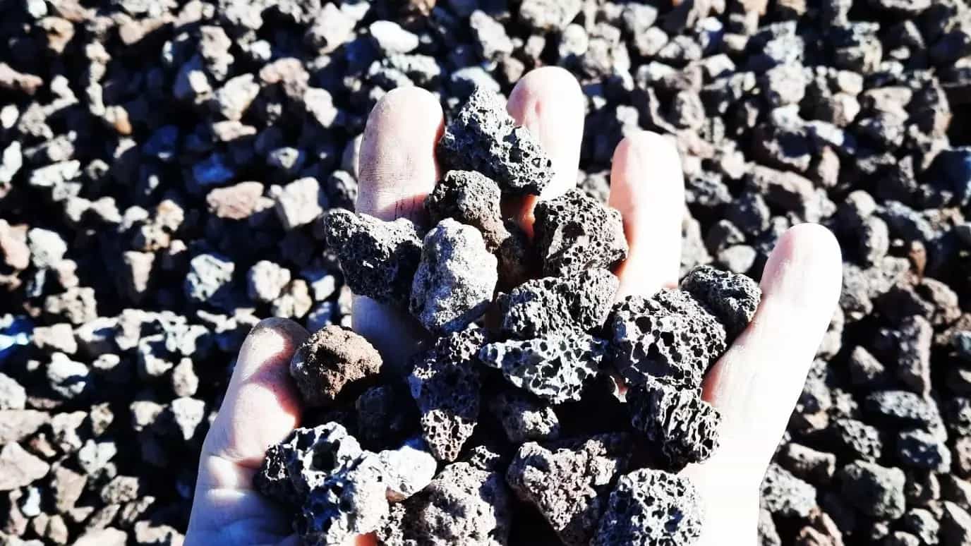 The use of pumice in the slope of the building